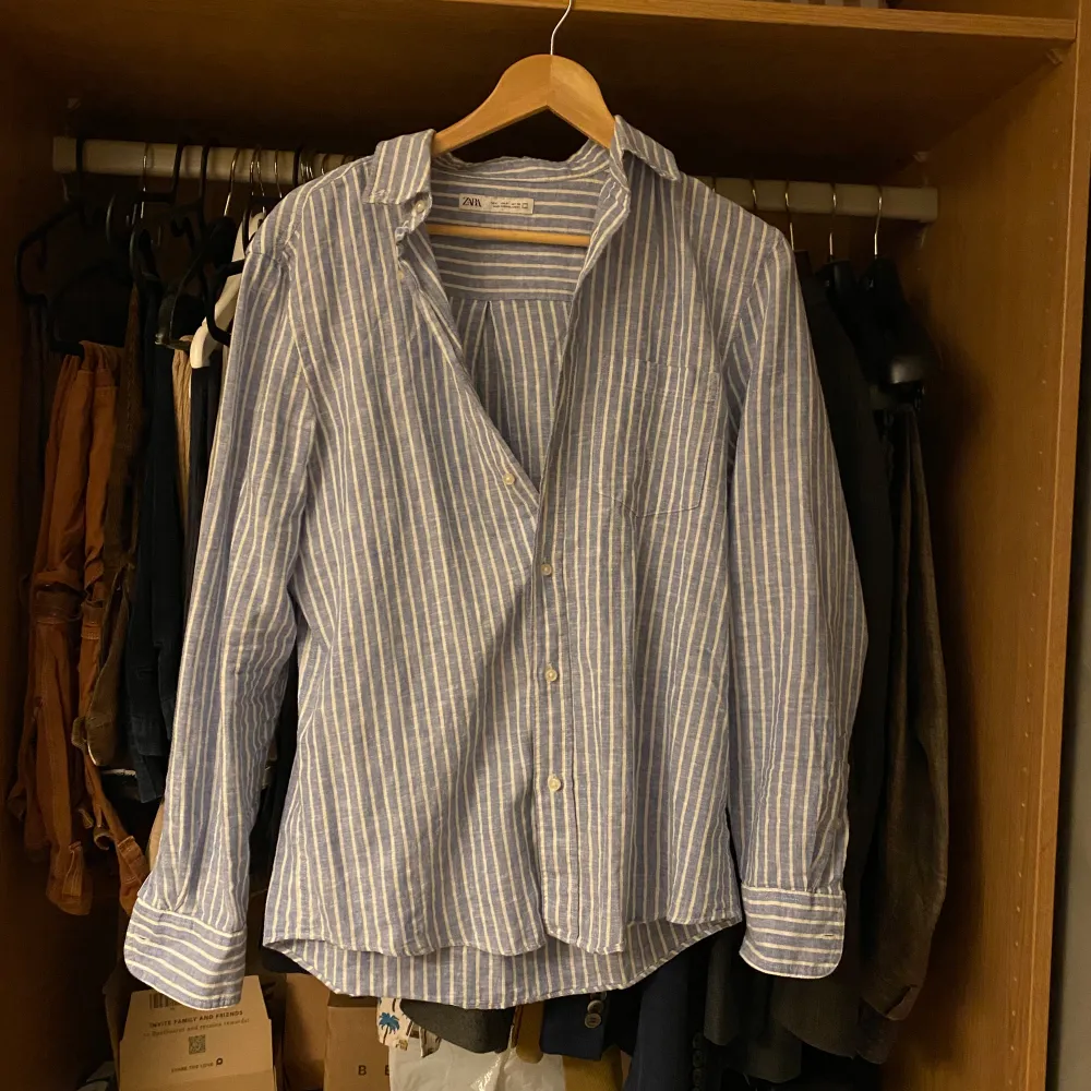 Super skön skjorta med 52% linne som material vilket gör den dunder till sommaren! . Skjortor.
