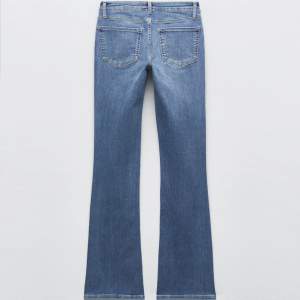 Snygga jeans från zara. Pris kan diskuteras vid snabb affär. Passar bra på mig som vanligtvis bär xs/s och är 164 cm. 7/10 bra skick (lite slitna ner till men inget man tänker på)