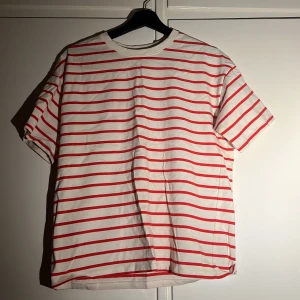 randig oversizet-shirt  - storlek xs men passar även s och m för en mer accurate size