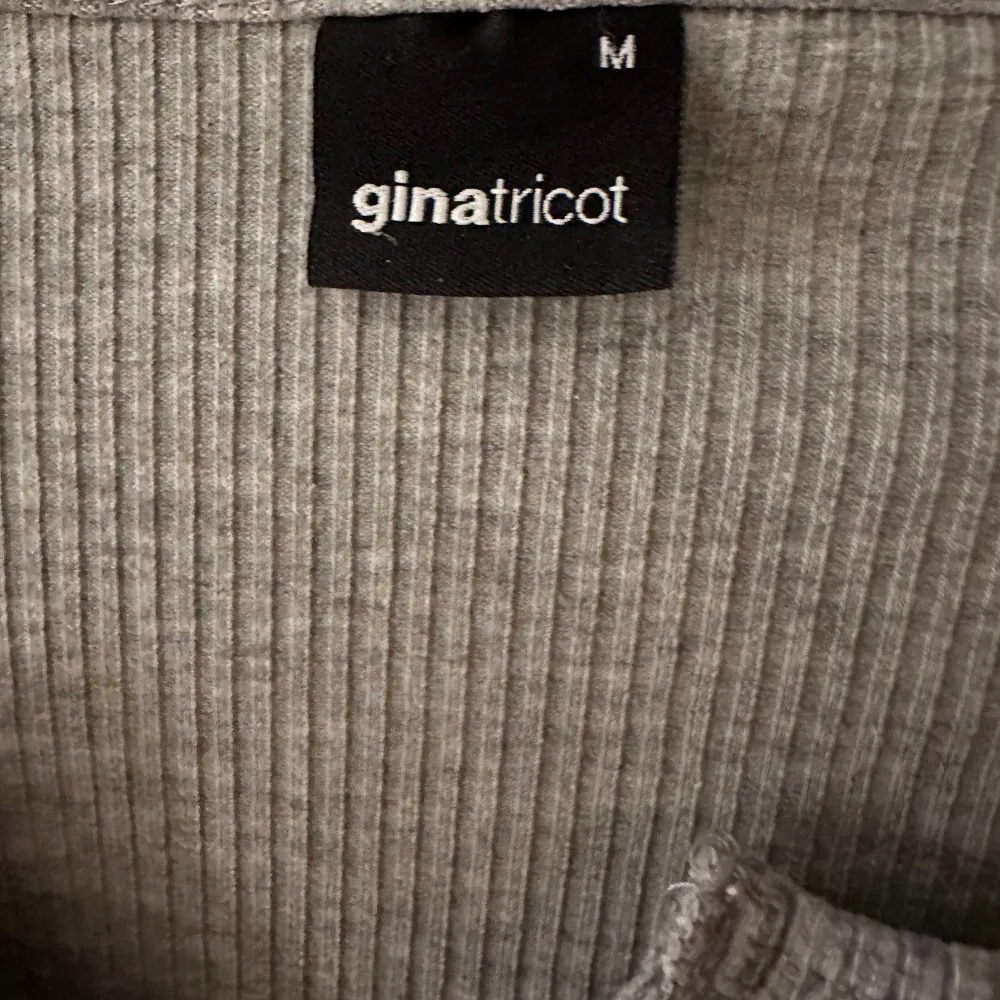 Säljer nu denna ribbade, gråa tröjan ifrån Gina Tricot🌸 Den är i storlek M och passar mig som är 170 cm lång! Skriv vid intresse eller andra frågor! Kram🩷. Tröjor & Koftor.