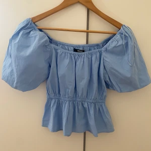 Blå tröja  - En fin blå tröja som har puffs på ärmarna. Från bik bok. 