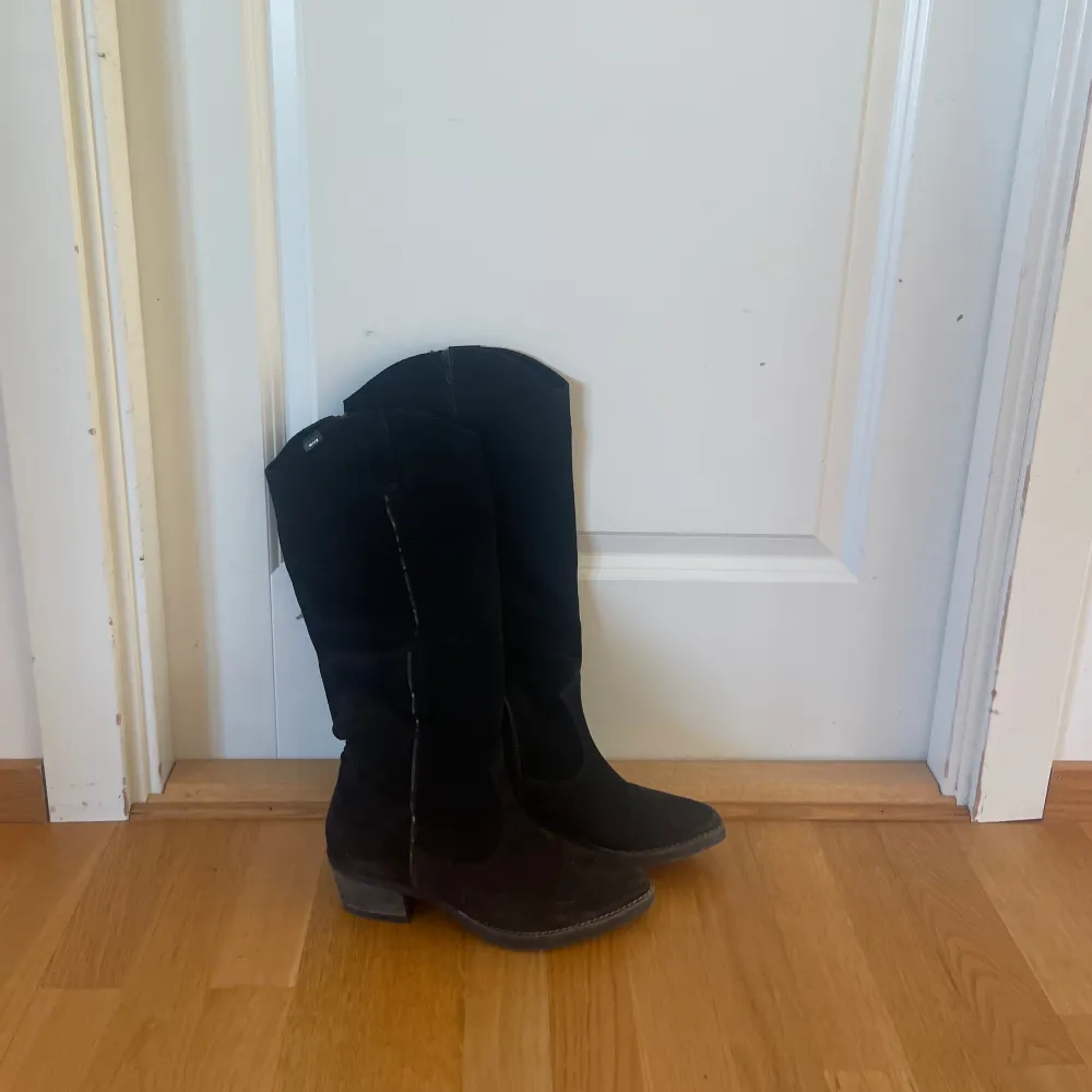 Säljer mina svarta mtng boots i storlek 38 då jag inte använder dem. Använd fåtal gånger så väldigt bra skick. Nypris 1200. Skor.