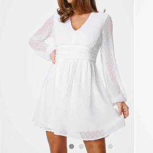 Studentklänning  - Säljer denna jättefina studentklänning eftersom den användes en gång på skolavslutning och kommer inte användas igen. Jättefint skick. Nypris 699kr