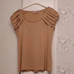 Fin topp - Esprit topp.Bra skick.Använt 1 gång. Skön för kroppen. 