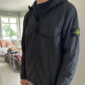 Stone Island jacka - Tjena! Säljer denna sjukt snygga stone Island jacka i str S/M. Nypris 3899. Skick 10/10!  Hör av dig vid fler frågor!
