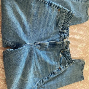 Blåa jeans  - Par blåa jeans från Zara. De va mina favorit byxa men inte längre. Passade mig perfekt som storlek 38