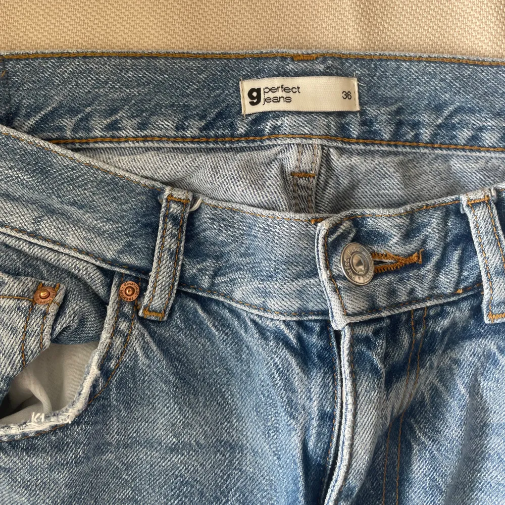 Lågmidjade jeans från Gina Tricot i storlek 36. I bra skicka använda några gånger. Säljer då de är lite för korta för mig som är ca 170. Köpte dom för 500 kr💕. Jeans & Byxor.