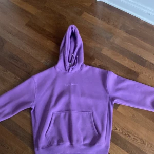 Lila District fortysix hoodie  - Väldigt bra skick lite använd inga hål eller fläckar  Storlek S
