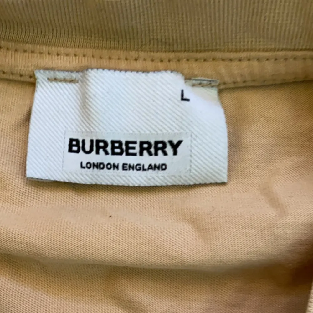 Tja, säljer min Burberry Tshirt. Den är nytvättad, därför är den skrynglig. Skicket är annars 9/10. Tveka inte att höra av er. Aktiv 24/7👋⚡️🙌. T-shirts.