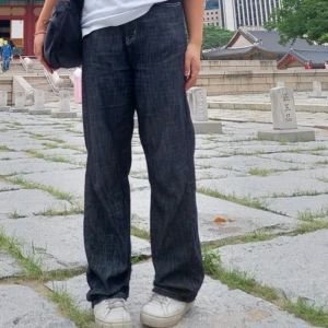 Skönt jeans  - Köpte i Korea för en år sedan, har använt endast 2gg. Är 156cm lång så den passar till de som är 153-160cm lång.  Den är skönt material och kan använda i sommar!  