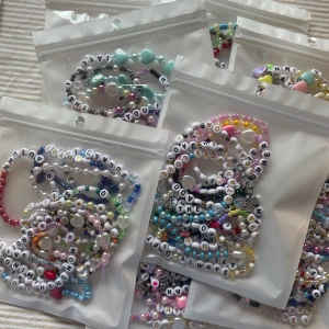 Friendship bracelets Taylor Swift Eras Tour Stockholm  - Jag säljer egengjorda friendship bracelets 13st för 100kr. Riktigt nice att ha med så att man kan byta på Eras Tour i Stockholm 17-19 maj 😊 Texterna på armbanden varierar och jag tar gärna input av ditt favoritalbum och level av fan du är 😇