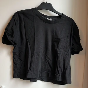 Cropped t-shirt från H&M - Har ficka där fram