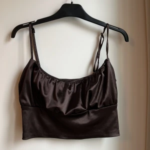 Brun ”satin”topp från H&M - Jättefin topp i satinliknande tyg. Var en L men sydde om till en S!