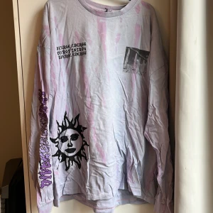 Urban outfitters longsleeve - Skitcool longsleeve från Urban Outfitters. Nypris ca. 500kr. Var originellt rosa men färgades till lila när jag hade den i tvätten med något blått🥲