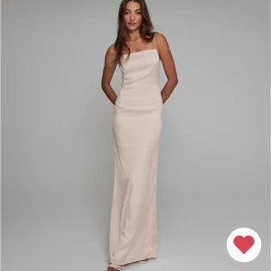 Balklänning  - En superfin cremefärgad balklänning från Nelly💕 Väldigt bra skick då den bara är använd en gång! Nypris 800 kr. 