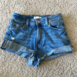 Shorts som köptes online i somras som var lite stora och gick inte att lämna tillbaka, kontakta vid intresse💗