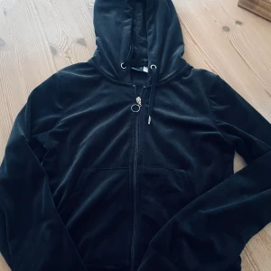 Hoodie sammet  - Jättefin mjuk fin sammetshoodie från Gina tricot. Sparsamt använd. Inga defekter såsom hål eller fläckar. Välfungerande dragkedja och snören. Nypris 400:-