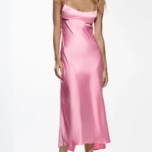 Zara klänning  - Storlek : M  Skick : enbart använd en gång🫶🏽 Nypris: 499:-