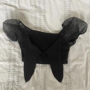 Snygg blus med knytbar rosett - Aldrig använd!