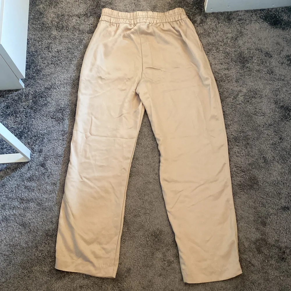 Passar för mig som är ca. 160cm, dock lite korta för min smak. Aldrig använda. Skönt silkesmaterial. Har fickor. Priset kan diskuteras och köparen står för frakten.. Jeans & Byxor.