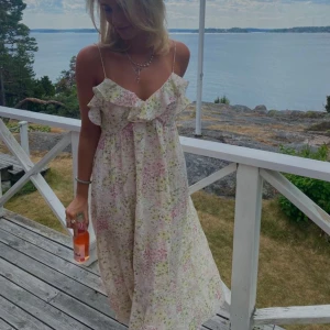 Hm klänning  - Så fin klänning från hm. Fint skick💕 första bilden är från Pinterest och den tredje är lånad💕