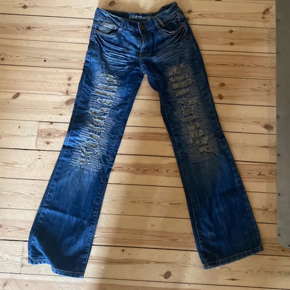 Snyggaste marinblå jeansen. Håliga med camoflauge mönster i hålen😍😍. Jeans & Byxor.