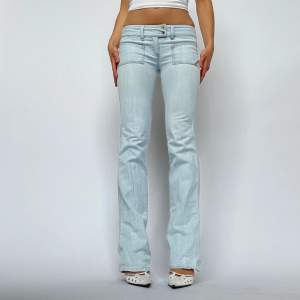 Lågmidjade vintage jeans från Diesel & modellen på bilden är 175 cm och bär 7 cm klackar. Innerbenslängd: 86 cm Midjemått: 72 cm