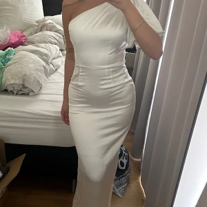 Helt ny superfin klänning  - Helt ny klänning med prislapp kvar. Storlek 36 men passar även 38. 