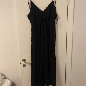 Medium lång klänning i svart, använd en gång och i ett väldigt bra skick. 