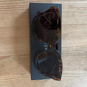 Solglasögon - Solglasögon från Corlin Eyewear i färgen Tortoise. Använda men finns inga repor eller skav i färgen. Nypris 1299:- 