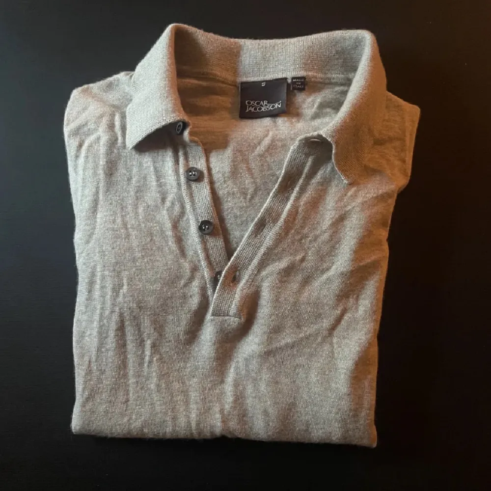 Säljer nu min Oscar Jacobson tröja för den har blivit för liten.Skicket 9/10 inga defekter finns tröjans material är merinoull. Nypris runt 1800kr. Tröjor & Koftor.