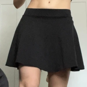 Svart kjol st 146/152 - Använd men hel och ren. Sitter som en s/xs