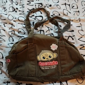 Gullig handväska - Gullig militärgrön handväska som jag ritat på😵‍💫