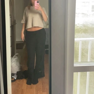 Svarta linnebyxor - Svarta linnebyxor från hm, populära och knappt använda. Har spätt upp dom där nere så de blir lite längre🩷