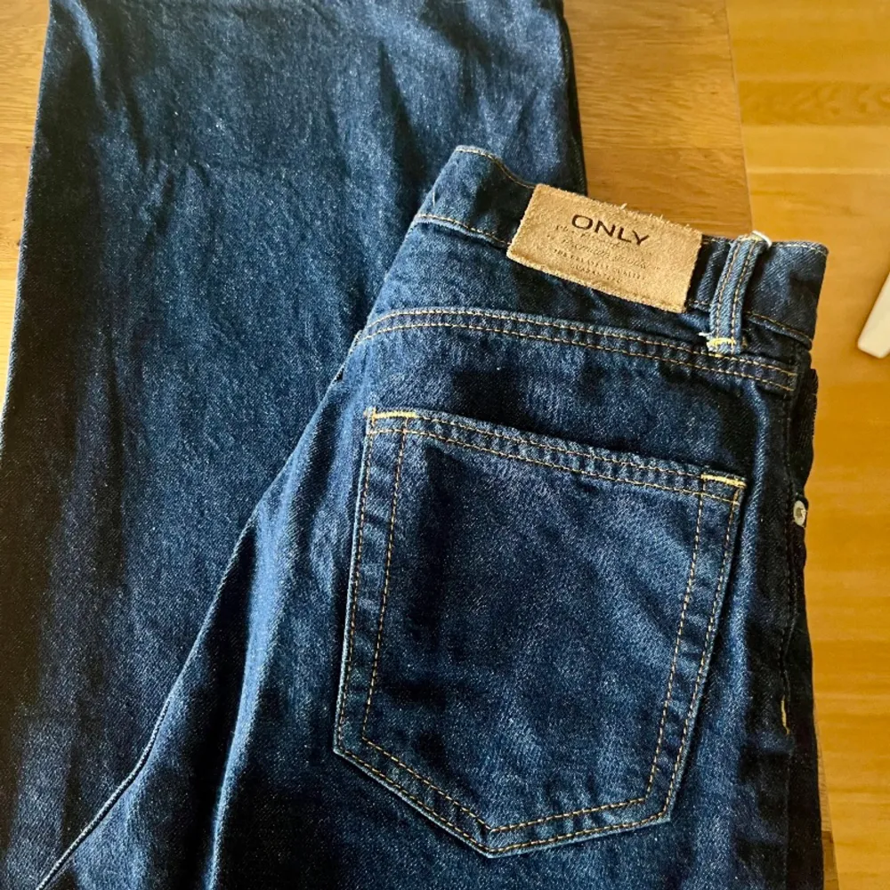 Marinblåa raka/utsvängda jeans. 5 fickor, dragkedja fram. Endast använda ett fåtal gånger. . Jeans & Byxor.