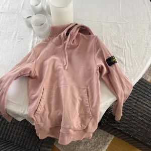 Stone island  - Säljer denna stone island hoddien i storlek S och såklart äkta den är använd men ändå i ett fint skick 8/10 finns små defekter men inget som syns släpper den för 499 skriv vid funderingar 