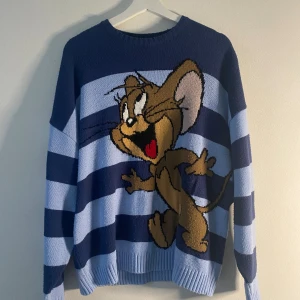 Blå tom and Jerry tröja från asos - Storlek m, passar väldigt bra och har inga defekter alls, men är lite nopprigt men inte alls mycket! 