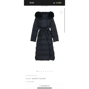 Lilly jacket fur Stockholm  - Gott skick på jackan förutom det lilla hålet som visas på bild 2, går lätt att laga.