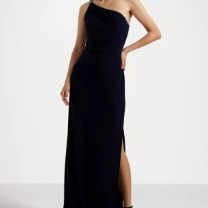 Balklänning - Ralph lauren  - Säljer min balklänning från Ralph Lauren. Bara använd en gång på min bal. Klänningen är professionellt insydd i midjan och i längden så passar mig som är 168 perfekt. Skriv för bilder på mig och ytligare mått. Helt slutsåld och köpt för 3 200kr. 💕💕