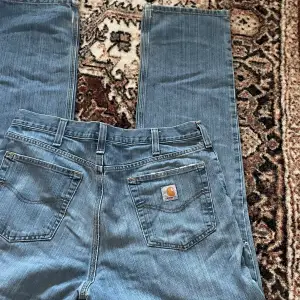 Säljer dessa svin snygga carhartt jeans med distressing i relaxed fit. Köpt vintage och i gott skick!