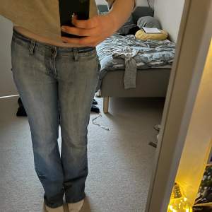 Skitsnygga lågmidjade bootcut  jeans.  Midjemått:40cm Innerbenslängd:82cm
