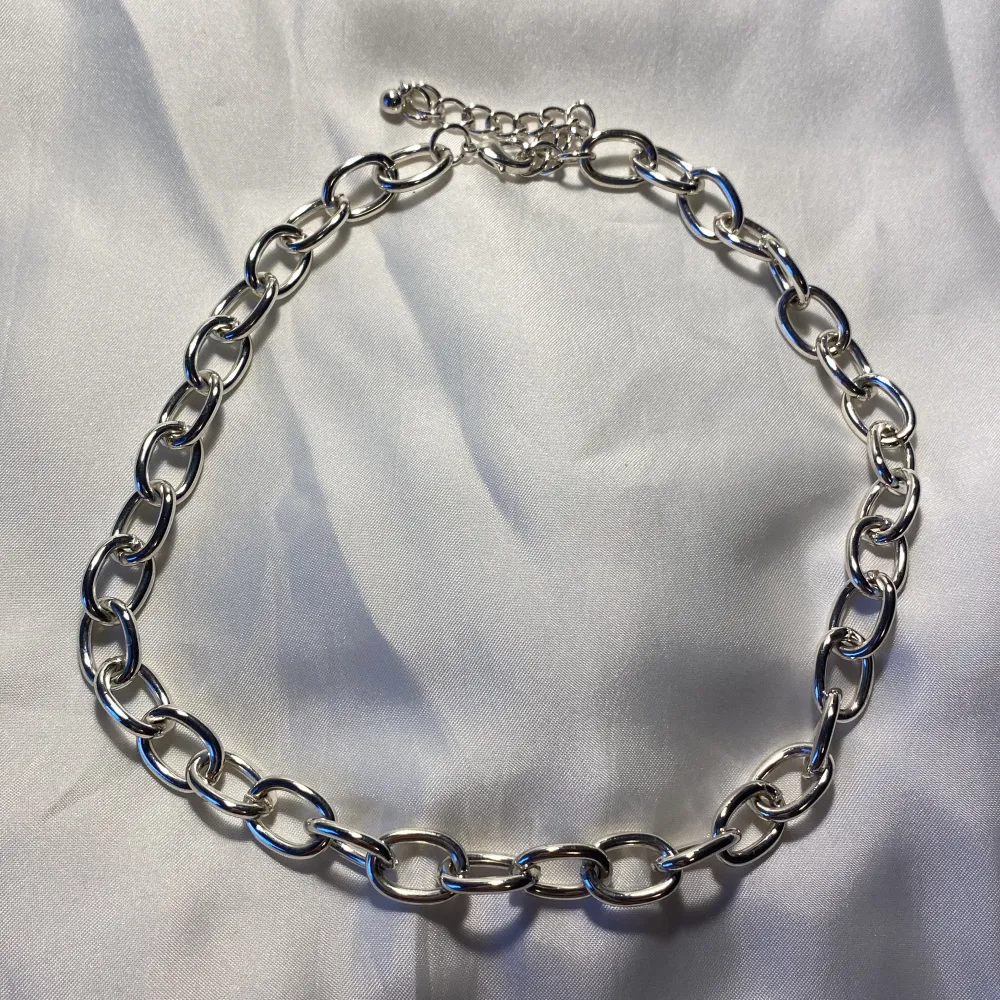 in very good condition metal silver chain . Accessoarer.