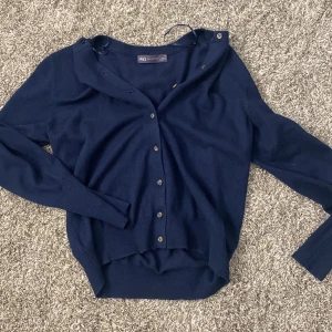 Marinblå kofta - Jätte skönt material!! Köpt på zalando