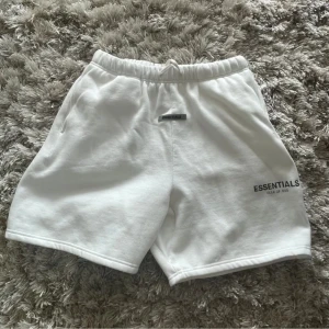 Essentiels shorts helt nya - Säljer för att de var för stora. Helt oanvända vilket du kan se på bilden😊