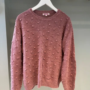 Stickad tröja - Lilarosa stickad tröja. 