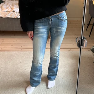 Lågmidjade bootcut jeans  - Super snygga!!😍 Midjemått: 37cm Innerbenslängd: 78cm