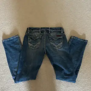 Säljer Low waist jeans med fickor. Köpt secondhand för ett år sedan!💕De är lite för korta för mig som är 176. Storleken är ca 36-38