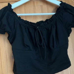 Svart topp  - Svart topp från shein! 🖤