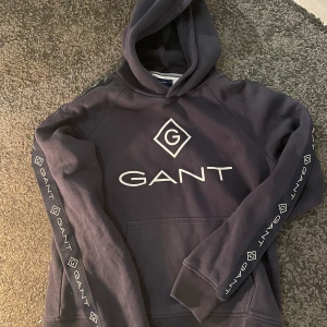 Hoodie - Säljer denna marinblåa hoodien från Gant, då den inte kommer till användning längre💞tröjan är använd men har inga tydliga defekter!💗