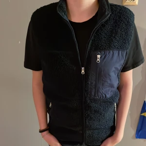 Fleece väst - En fleece väst från lager 157 väldigt snygg o bekväm men säljer den då jag växt ut den lite.